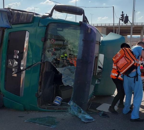 מערבל בטון התהפך  בראש העין, בן 30 נפצע בינוני