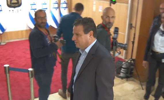 צפו: ח"כ איימן עודה סרב להצטלם ליד דגלי ישראל