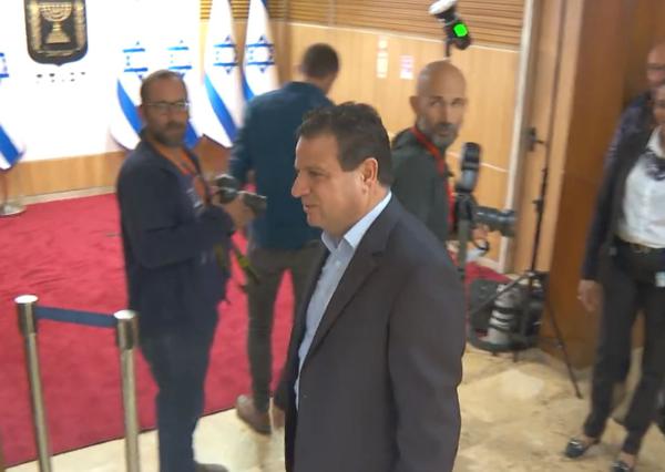 צפו: ח"כ איימן עודה סרב להצטלם ליד דגלי ישראל