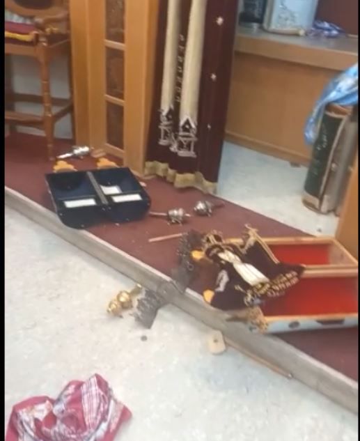 מזעזע: בית הכנסת נבזז ספרי התורה הושלכו לרצפה