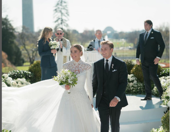 שמלה צנועה וטקס מצומצם: החתונה הנוצצת בבית הלבן