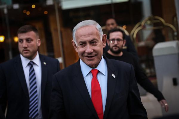 קאטרגייט: המשטרה עצרה שני יועצים של נתניהו