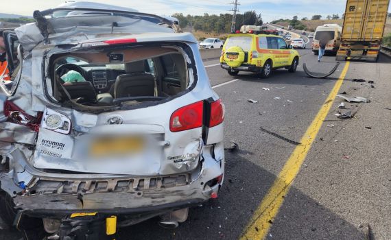 הקטל בדרכים: נהג כבן 60 נהרג בהתנגשות עם משאית