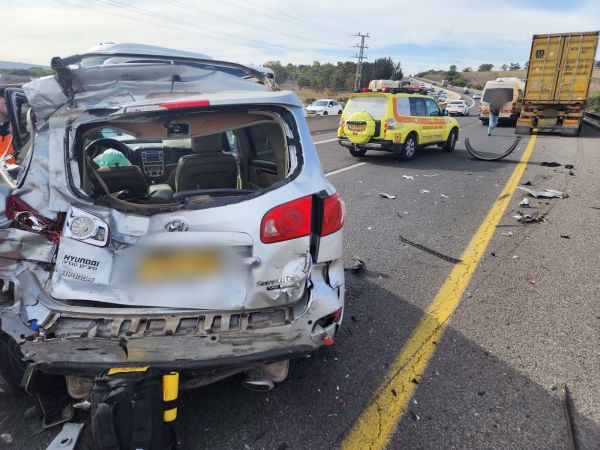 הקטל בדרכים: נהג כבן 60 נהרג בהתנגשות עם משאית
