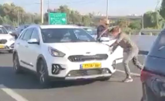 האלימות בכביש: ריב בין נהגים הסתיים בדקירת צמיג