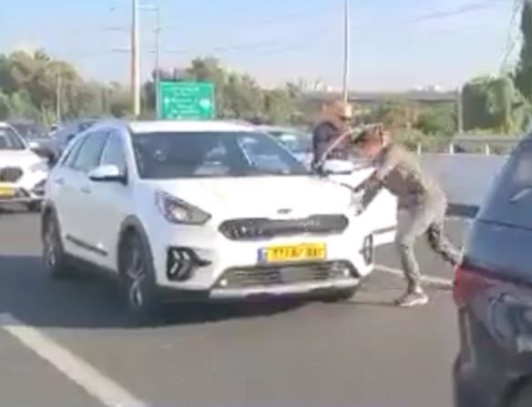 האלימות בכביש: ריב בין נהגים הסתיים בדקירת צמיג