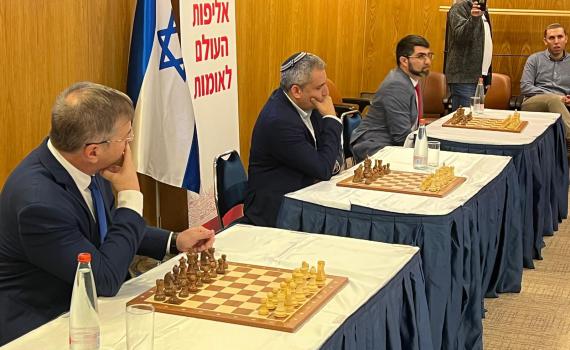 חברי הכנסת בהומאז' לתמונה של מסי ורונאלדו