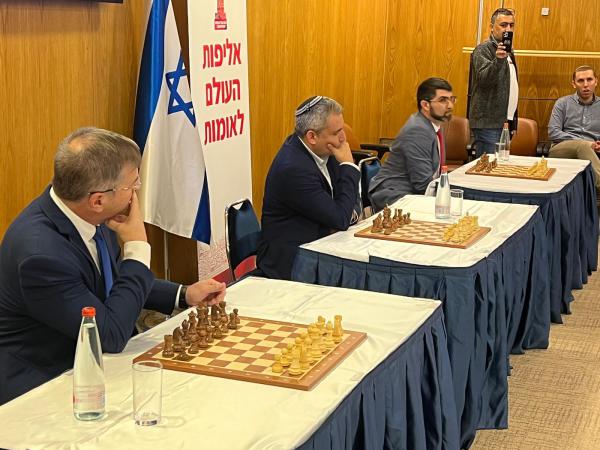 חברי הכנסת בהומאז' לתמונה של מסי ורונאלדו