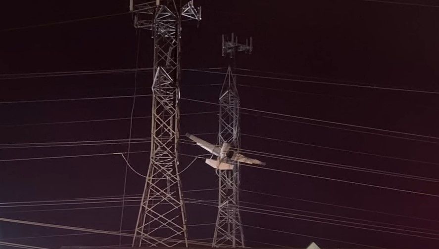 נותרו בחושך: מטוס התרסק לתוך קווי חשמל בארה"ב