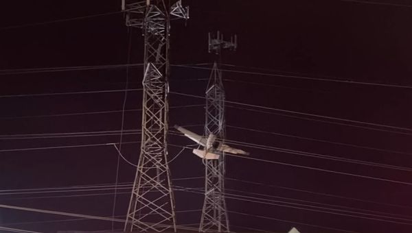 נותרו בחושך: מטוס התרסק לתוך קווי חשמל בארה"ב