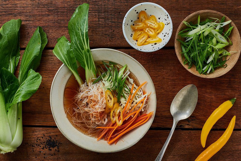 מתכון ליום גשום: מרק עוף אסיאתי חם ומפנק