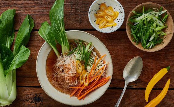 מתכון ליום גשום: מרק עוף אסיאתי חם ומפנק