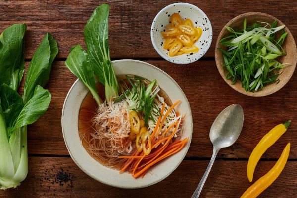 מתכון ליום גשום: מרק עוף אסיאתי חם ומפנק