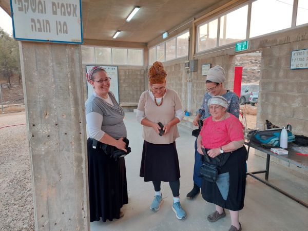 לא רק אילה בן גביר: המתנחלות שמחזיקות אקדח