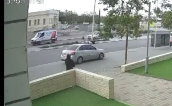 מזעזע: הרכב עלה על המדרכה והעיף את הצעיר