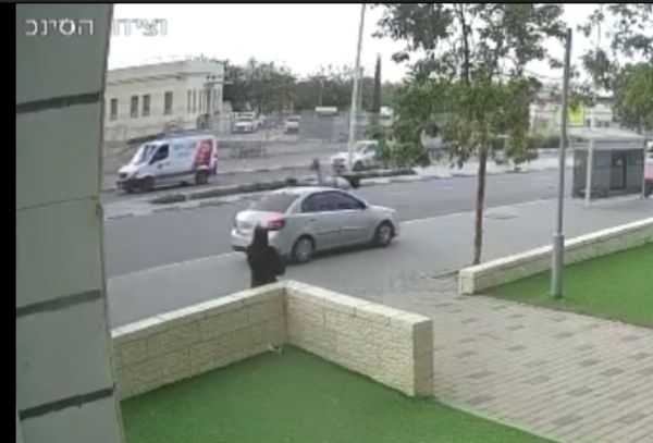 מזעזע: הרכב עלה על המדרכה והעיף את הצעיר