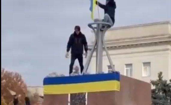 צפו: אחרי נסיגת הרוסים, האוקריאנים מניפים דגלים