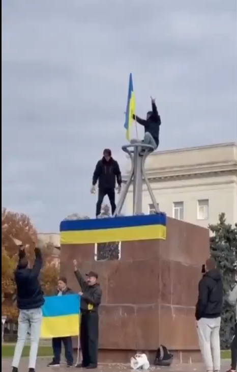 צפו: אחרי נסיגת הרוסים, האוקריאנים מניפים דגלים