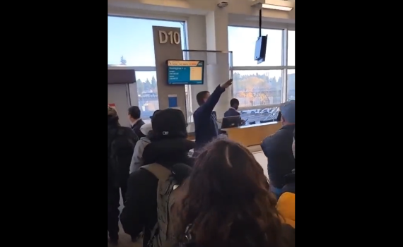 צפו במהומה לפני הטיסה: "עופו לתאי הגזים"