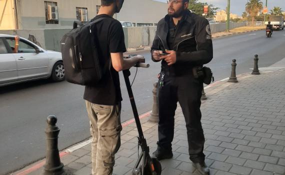 עיריית תל אביב נגד רוכבי הקורקינטים על המדרכה