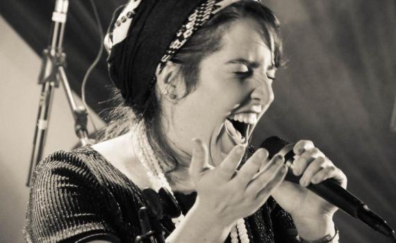 הזמרת הדתייה שרוצה להביא קול נשי אמוני בועט