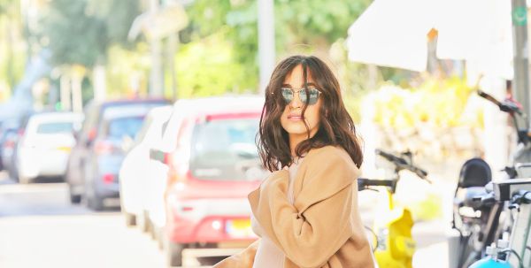 משי קלינשטיין מדגמנת בחודש שביעי