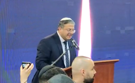 צפו: קריאות בוז לאיתמר בן גביר באזכרה לרב כהנא