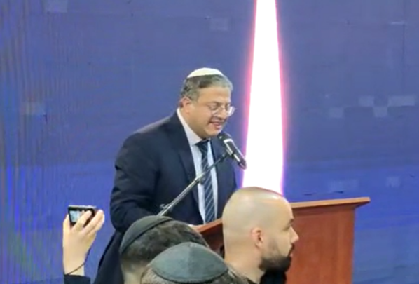 צפו: קריאות בוז לאיתמר בן גביר באזכרה לרב כהנא