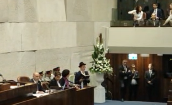 מרגש: מוישי הולצברג קרא תהילים בהשבעת הכנסת