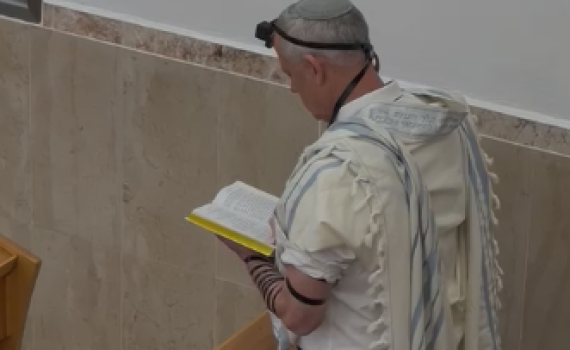 בבית הכנסת הקבוע | בני גנץ בתפילת שחרית. צפו