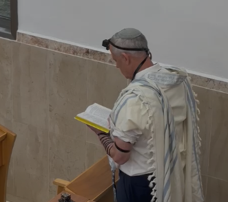 בבית הכנסת הקבוע | בני גנץ בתפילת שחרית. צפו