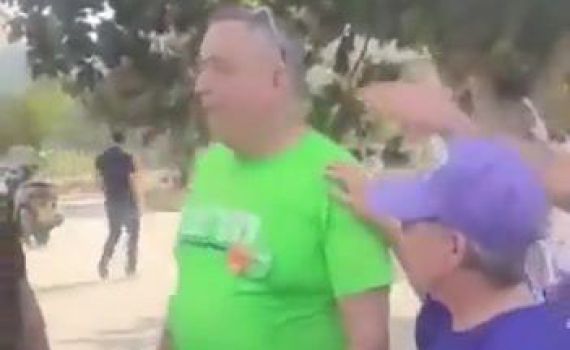 סערה ברשת: פעיל מרצ תועד מבזה תפילין