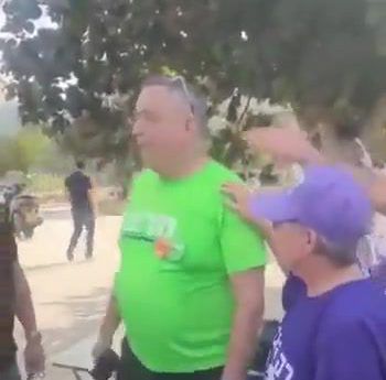 סערה ברשת: פעיל מרצ תועד מבזה תפילין