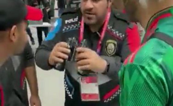 צפו: הבריח אלכוהול לתוך המגרש באמצעות משקפת