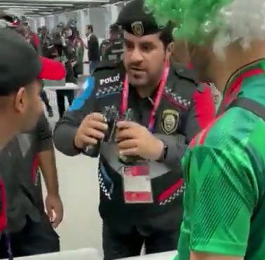 צפו: הבריח אלכוהול לתוך המגרש באמצעות משקפת