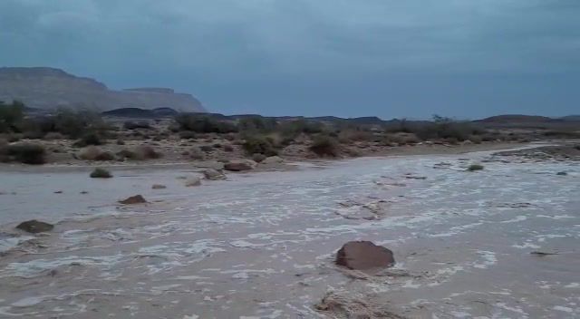 גשמי הברכה: שיטפון מרהיב בנחל רמון בנגב