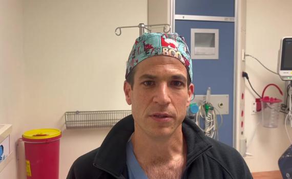 ד"ר אלעד בועז מעדכן על מצב הפצועה בפיגוע הדריסה