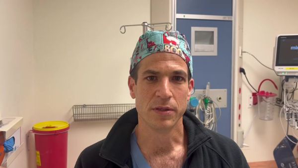 ד"ר אלעד בועז מעדכן על מצב הפצועה בפיגוע הדריסה