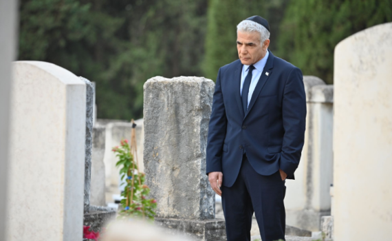 'הבטחתי לו': לפיד פתח את יום הבחירות מול קבר אביו