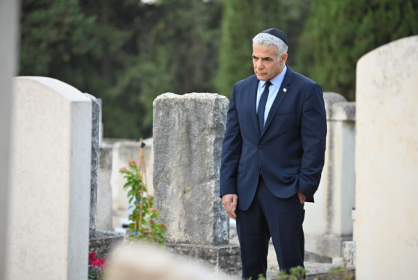 'הבטחתי לו': לפיד פתח את יום הבחירות מול קבר אביו