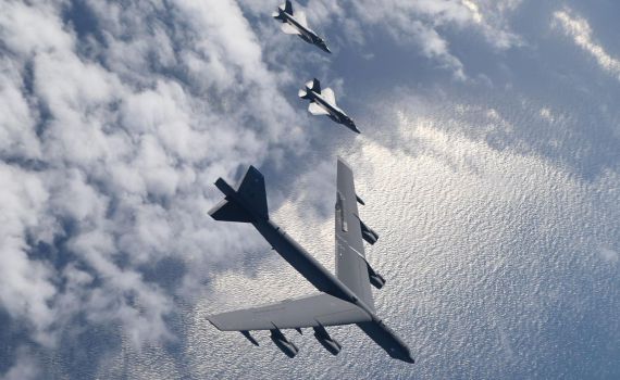 מטוסים ישראלים מלווים מפציצים אמריקאים | צפו