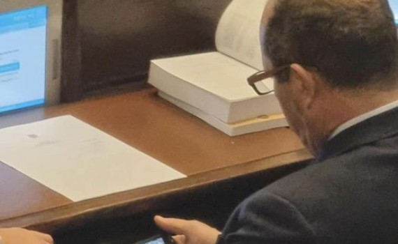 מי הח"כ הבכיר שתועד צופה במונדיאל במליאה?