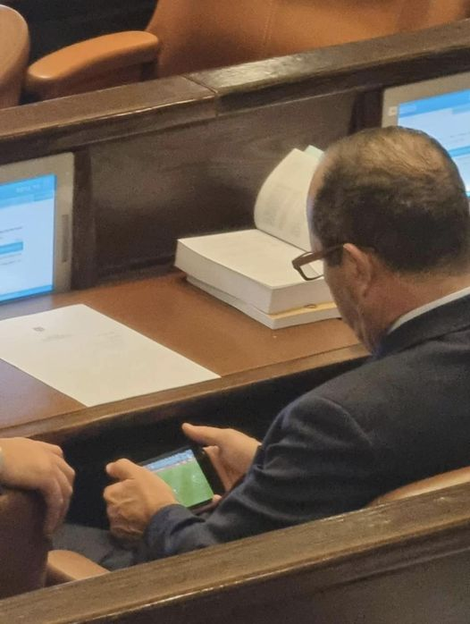 מי הח"כ הבכיר שתועד צופה במונדיאל במליאה?