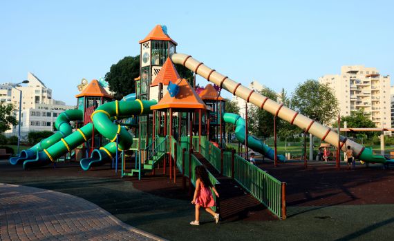 חדרה: בן 4 וחצי נפצע קשה מנפילה ממתקן שעשועים