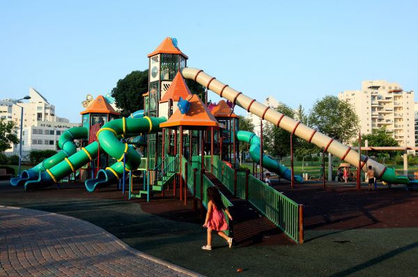 חדרה: בן 4 וחצי נפצע קשה מנפילה ממתקן שעשועים