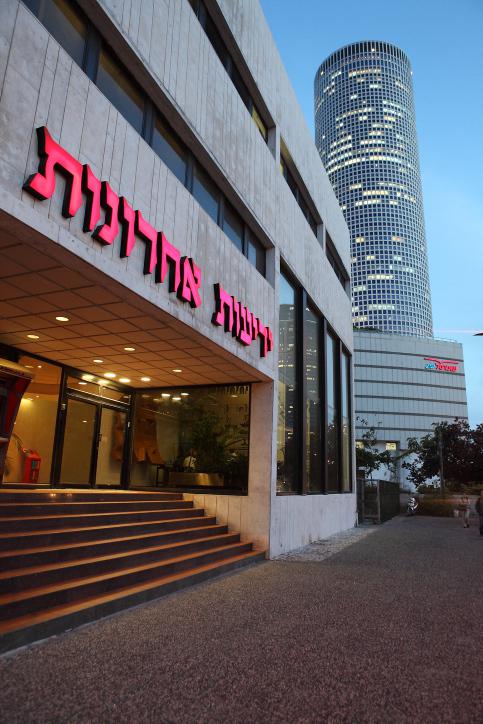 הכתב הסרוג הוותיק עובר לידיעות אחרונות