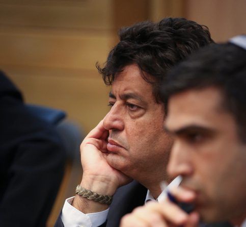 תחת חקירה: חיפוש במשרד של חבר הפרלמנט היהודי