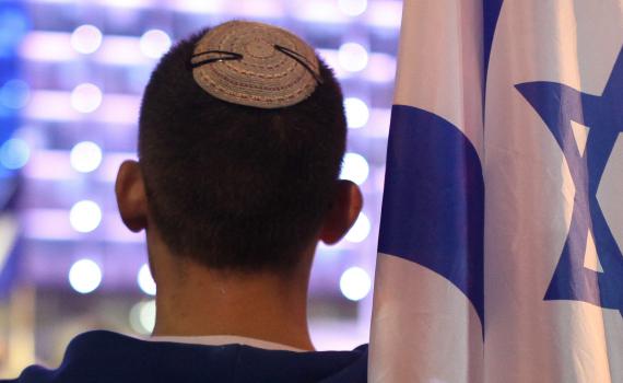 מאז הבחירות, אני מתקשה להסתובב עם כיפה סרוגה