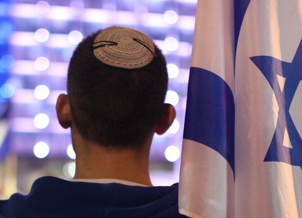 מאז הבחירות, אני מתקשה להסתובב עם כיפה סרוגה