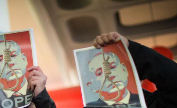 פרופ' בארה"ב: "לקחת את השלטון בצורה לא חוקית"